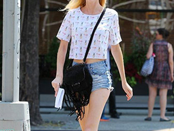 高贵，优雅，神秘,性感，韵味，可搭配衣服的颜色：白、灰、米、蓝色